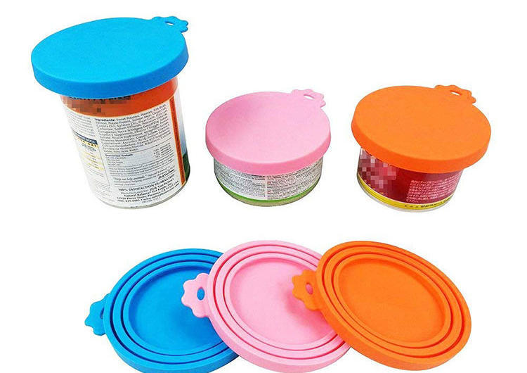 硅膠罐頭蓋-食品級硅膠寵物罐頭蓋定制廠家電話-東莞硅膠罐頭蓋工廠批發價格,蓋子有三種尺寸大小,可以蓋不同大小的罐頭,是連在一起的哈,不是分開的喲,直接整個套在打開的貓罐頭上就可以啦,用起來也非常方便。蓋上之后就不怕罐頭壞啦,第二天照樣可以打開,可以繼續享受美味, 還有配套的小勺子,用來挖濕糧什么的可方便咯~~采用硅膠材料精制而成,無毒無害,產品設計精巧,不易變形,很軟的手感,不是那種硬邦邦的,密封性更好。  硅膠罐頭蓋-食品級硅膠寵物罐頭蓋定制廠家電話-東莞硅膠罐頭蓋工廠批發價格,蓋子有三種尺寸大小,可以蓋不同大小的罐頭,是連在一起的哈,不是分開的喲,直接整個套在打開的貓罐頭上就可以啦,用起來也非常方便。蓋上之后就不怕罐頭壞啦,第二天照樣可以打開,可以繼續享受美味, 還有配套的小勺子,用來挖濕糧什么的可方便咯~~采用硅膠材料精制而成,無毒無害,產品設計精巧,不易變形,很軟的手感,不是那種硬邦邦的,密封性更好。